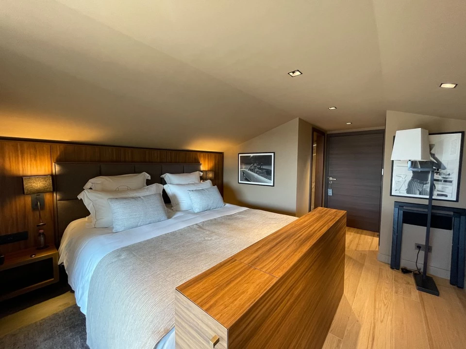 1673037300-Reine topfloor bedroom.webp